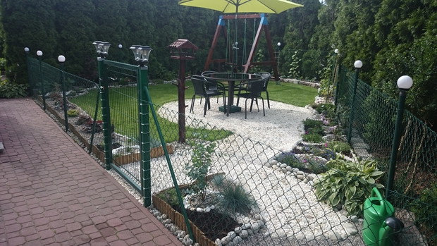 niebieski eukaliptus po obu stronach furtki