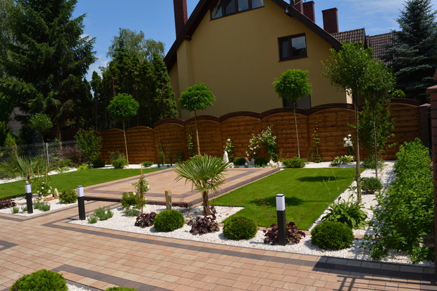 Ogród w całości ,taras jeszcze pusty ale w przyszłym roku zagości tam altana