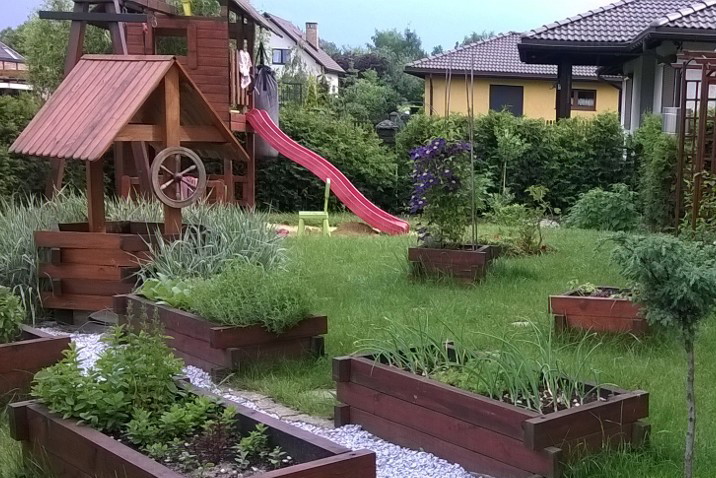 Ogród z ziołowymi skrzyniami.