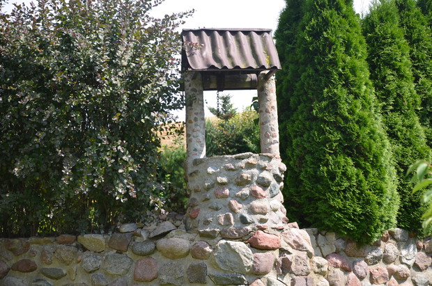 Ozdobna studnia ( jest w niej woda ) :) 