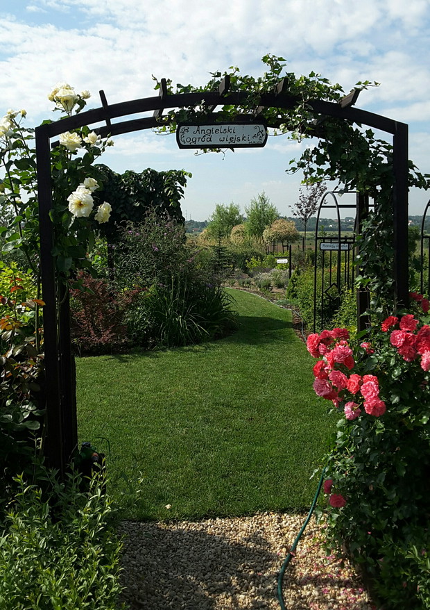 Przejście z warzywnika do dalszej części ogrodu