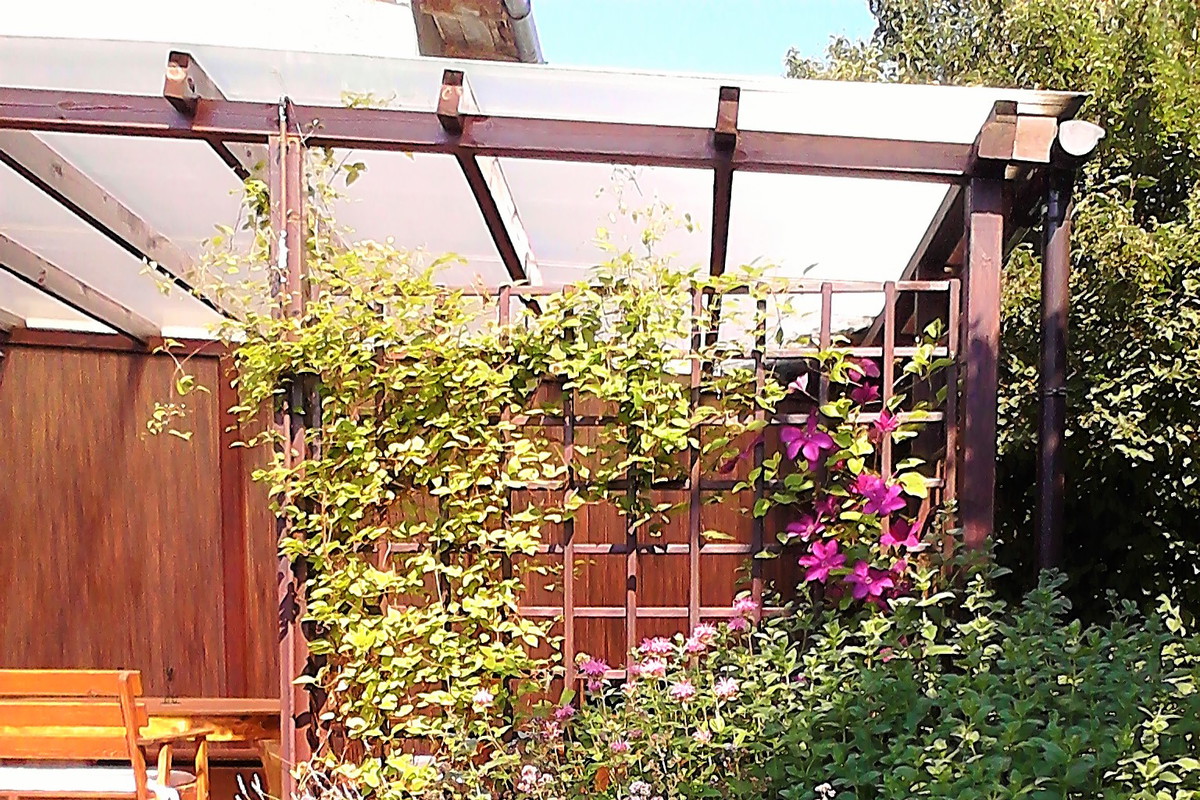 rabata zapraszająca do wypoczynku pod altaną