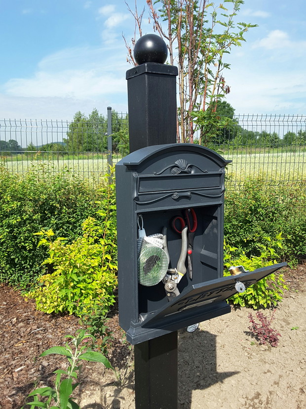 W dużym ogrodzie dobrze mieć pod ręką sznurek do podwiązywania róż