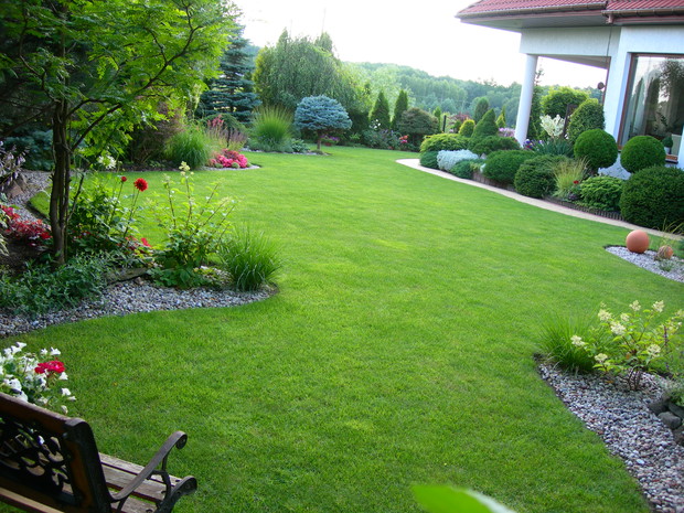 widok na ogród od strony ławeczki zakochanych