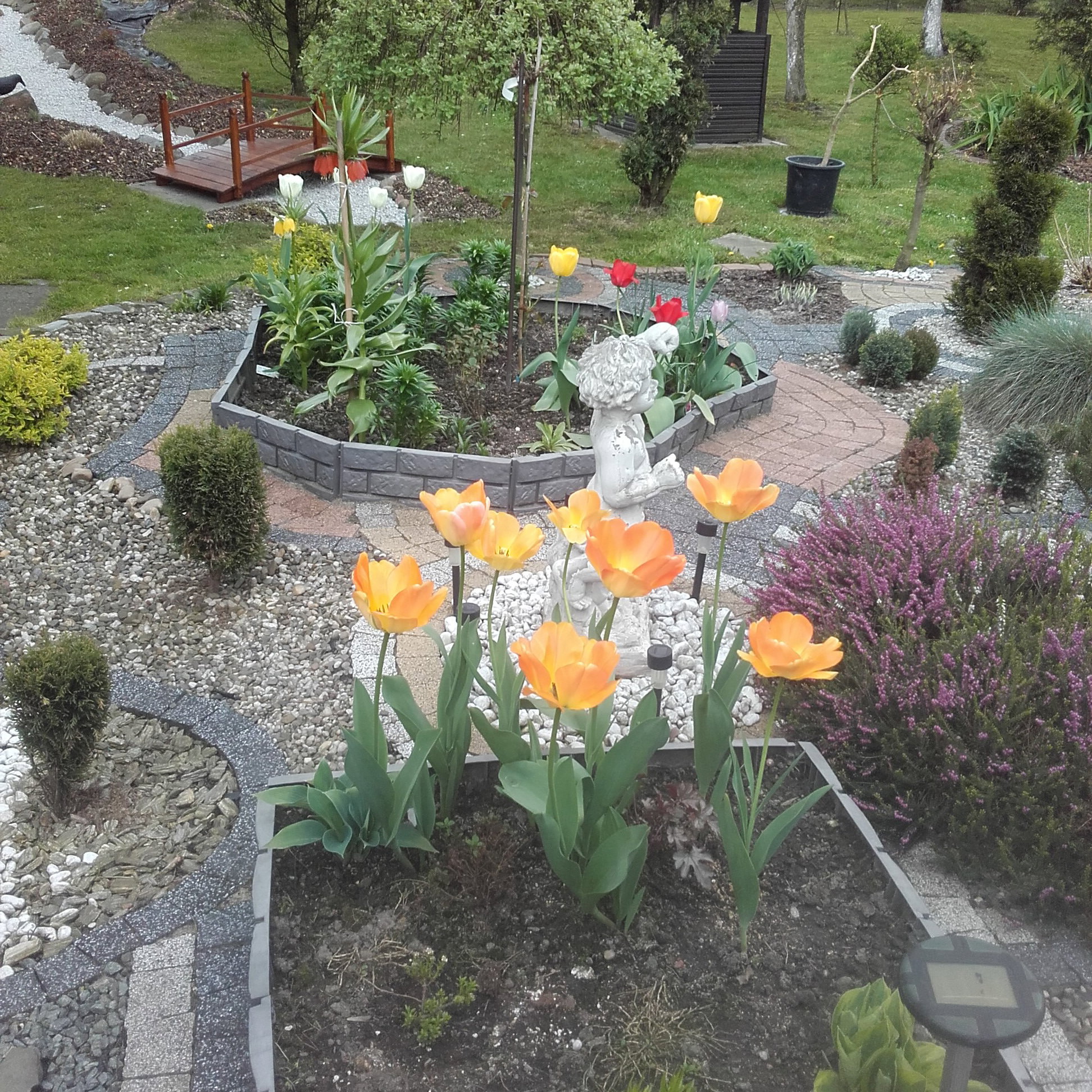 wiosenne kwiaty z aniołkiem