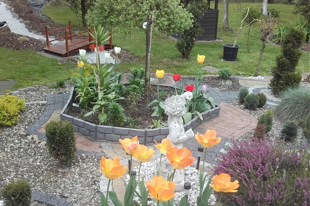 wiosenne kwiaty z aniołkiem