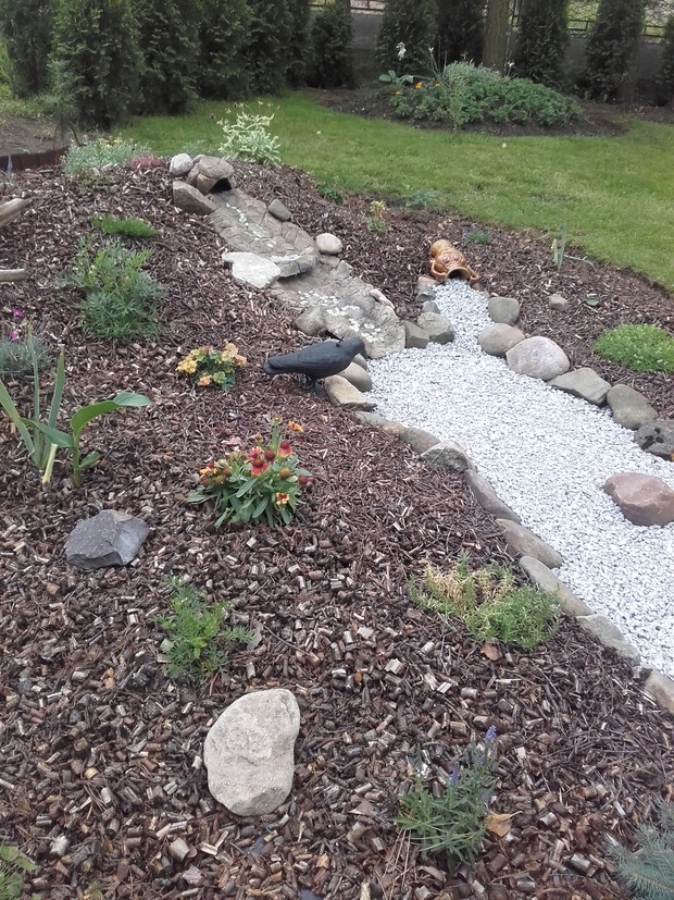 wodospad na rzece z dopływem z amfory