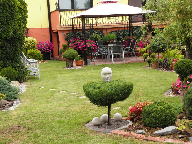 altanka z surfinia mi w narożnikach to mój pomysł, wykonanie.....pewnego zdolnego faceta.....