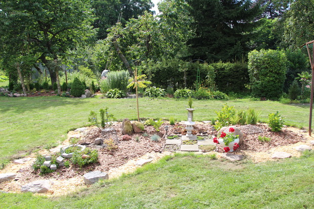 Japońska Wyspa stworzona w tym roku .... od maleńkiej magnoli do wyspy japońskiej.W tle po lewej stronie wrzosowisko a po prawej zakątek angielski .