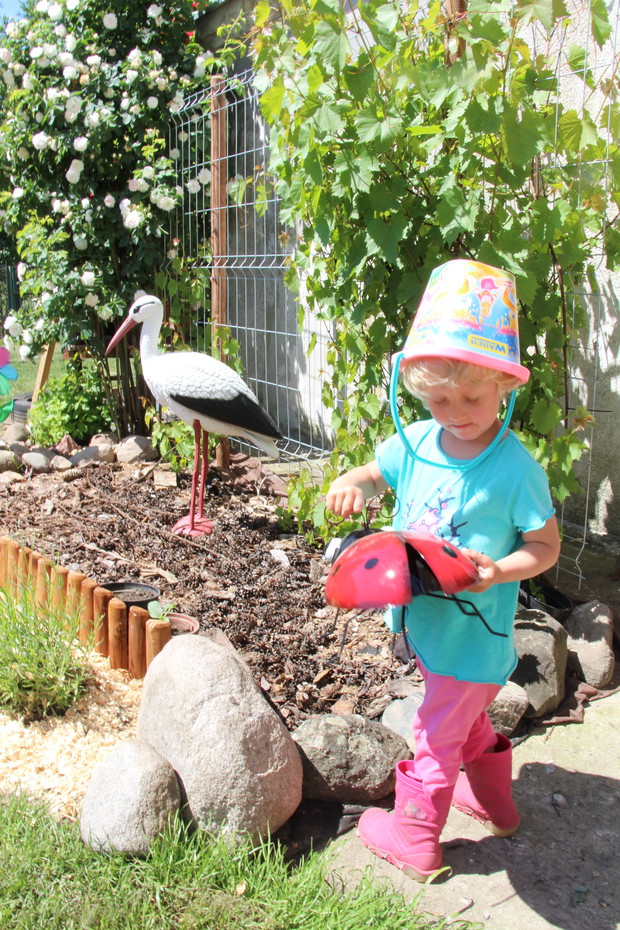 "Mamusiu mam kapelusz." Moja mała pomocnica.