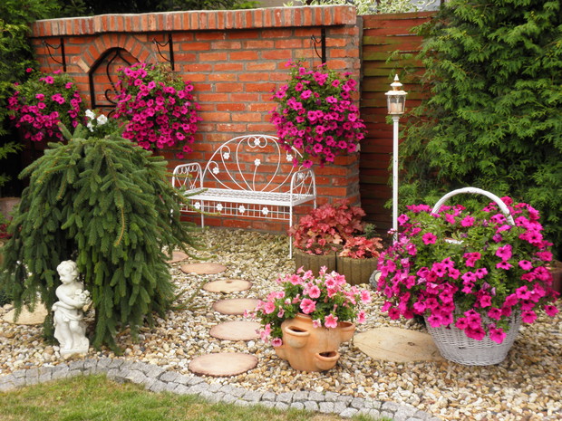 mur z cegły rozbiórkowej i ławeczką którą również sama wymyśliłam a została uspawana przez tego samego zdolnego faceta.....