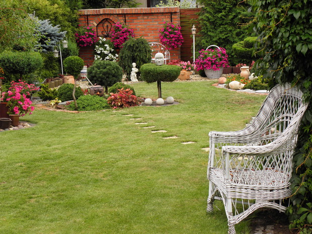 Mur z cegły rozbiórkowej i ławeczka pod nim to miejsce gdzie się cudownie odpoczywa i rozmyśla :)