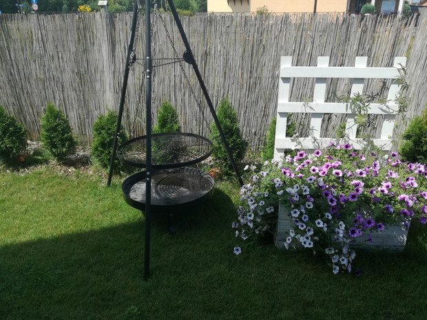 Nasz grill wraz z wielka skrzynia surfinii oraz pasiflory.