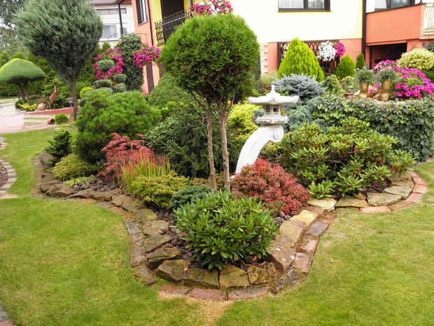 takie miejsce zakątek w stylu japońskim, w maju wygląda bajecznie, ponieważ zakwitają rododendrony i miniaturowe azalie japońskie ....