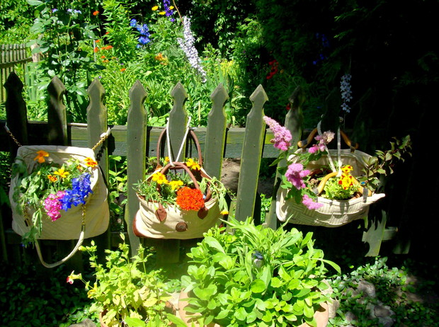 Torebki-kwietniki na płocie