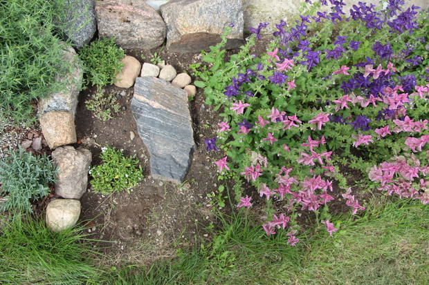 Wielka stopa...aby dziadek nie deptał kwiatków podchodząc do okna.