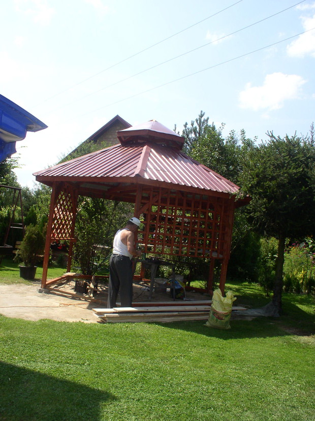 A tak wyglądały prace początkowe przy  budowaniu altany, która zrobił w całości właściciel Jan.