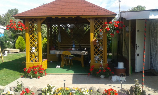 Czy to pada czy nie pada zawsze miło posiedzieć w altance.