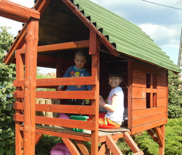 Domek zrobiony ze starych palet przez męża był spełnieniem marzeń dzieciaków.