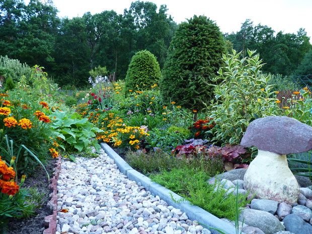 Grzybek z kamieni przy żwirowej ścieżce.