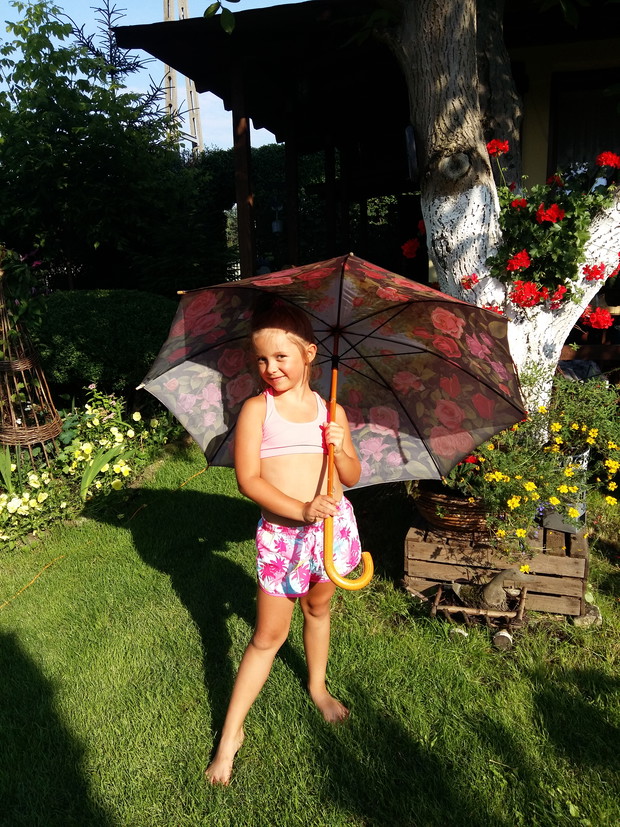 Jagoda lubi pomagac w ogródku,ale pozować do zdjęć jeszcxe bardziej