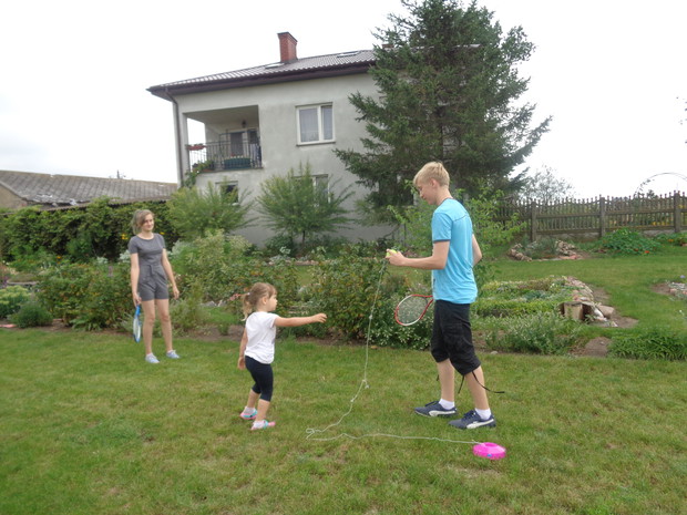 Kasia, Wiktoria i Dawid wykorzystają trawnik do maximum.