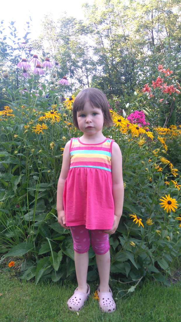 Lato. Kwiatki takie duże jak ja? Czy ja jestem taka duża jak kwiatki?