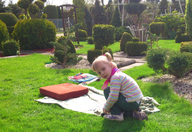 łóżeczko na trawie