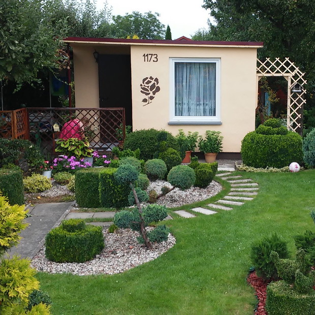 mała altana próbuje dorównać urodzie ogródka