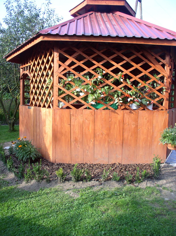 Mały ogród wokół altany.