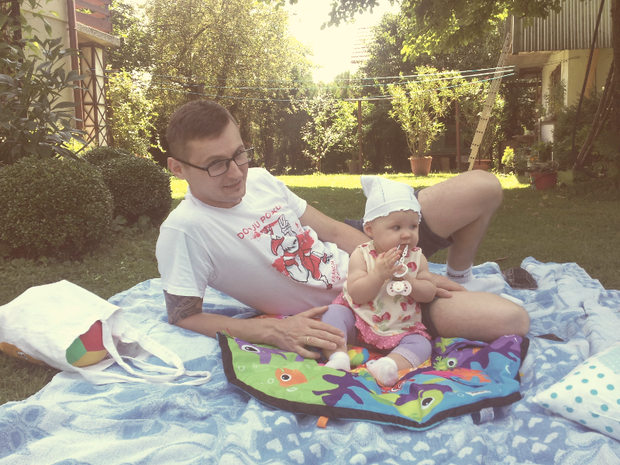 Mąż z córką  która też uwielbia spędzać czas w ogrodzie.