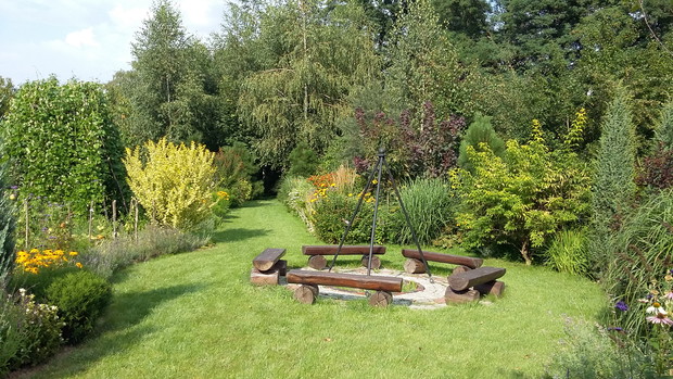 Miejsce na ognisko otaczają barwne krzewy i lawenda. 