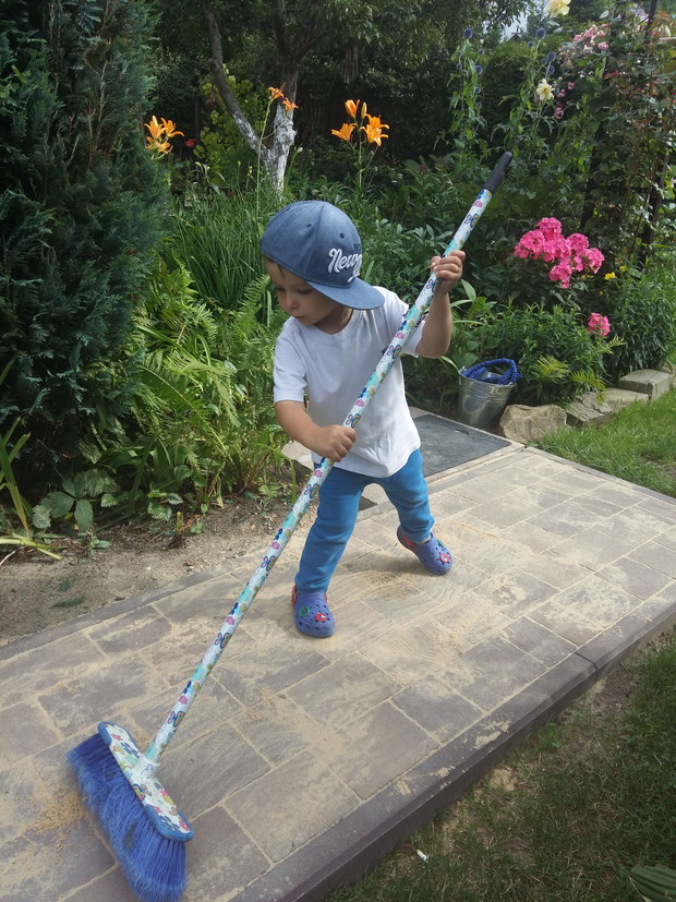 Młodszy wnusio Danielek z wielką frajdą pomaga dziadkowi