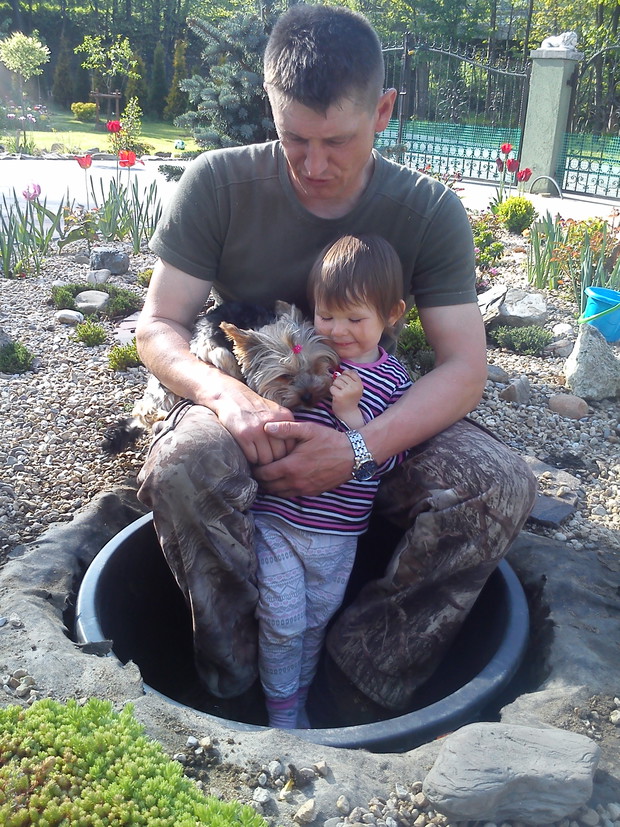 Mój mąż z córcią podczas budowy kamiennego źródełka.