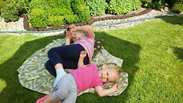 na trawce można poleżeć jak na puszystym materacyku