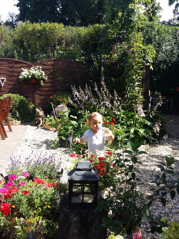 Najmłodsza Amelka dzieli się wodą z kwiatuszkami :)