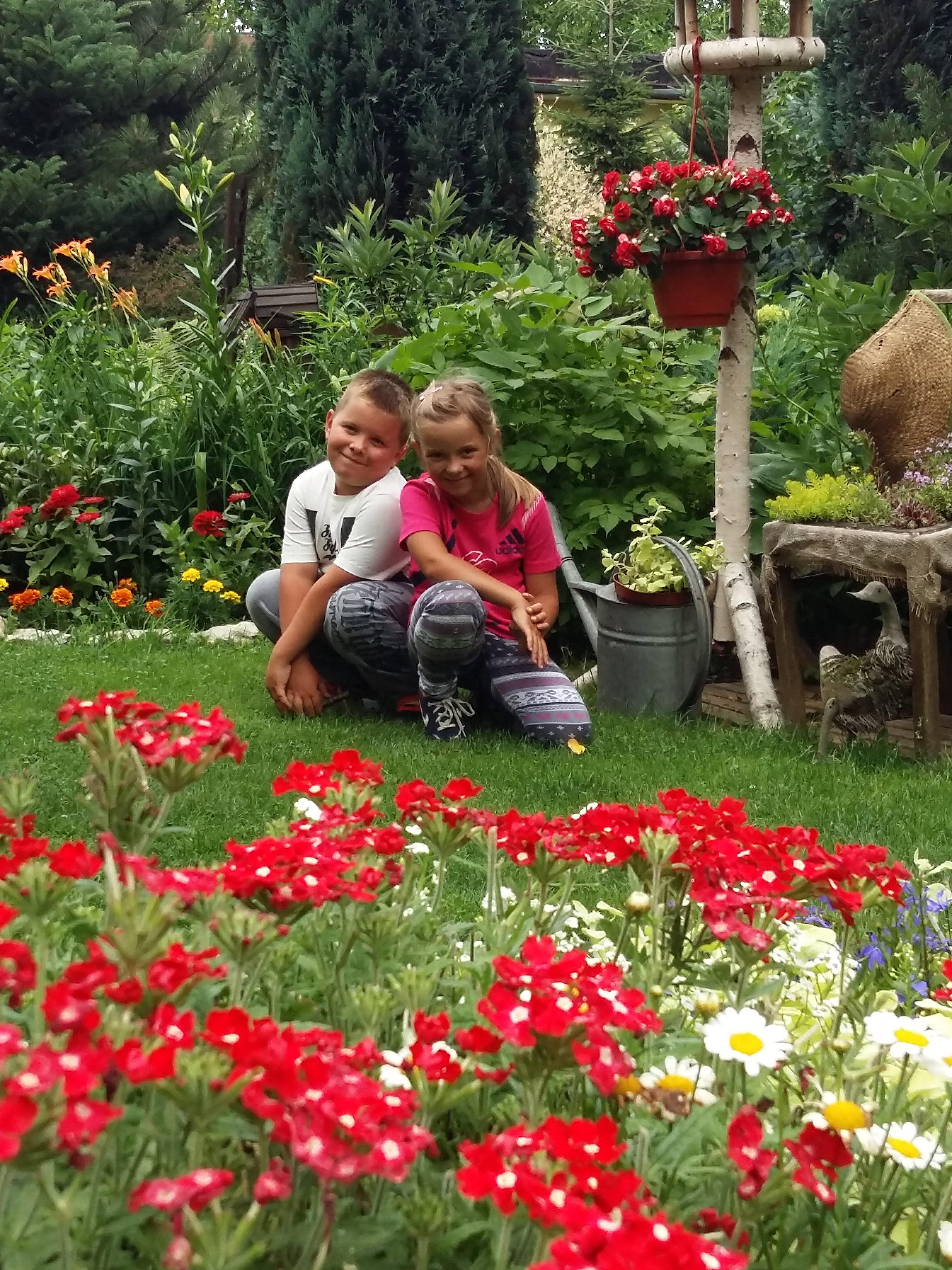 Nasze wnuki bliźniaki  uwielbiają zabawy na świeżym powietrzu 