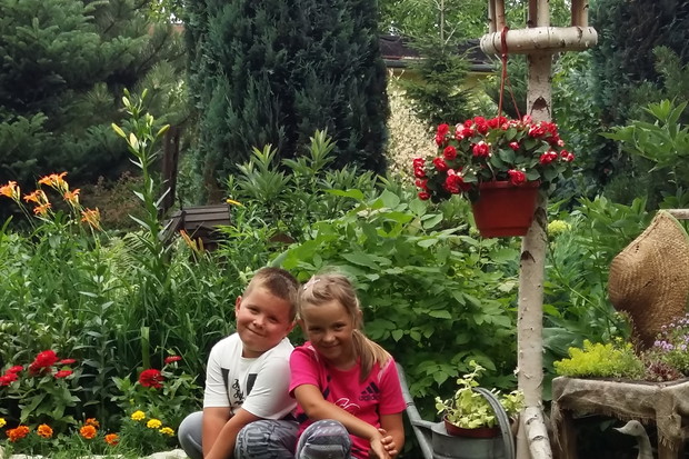 Nasze wnuki bliźniaki uwielbiają zabawy na świeżym powietrzu