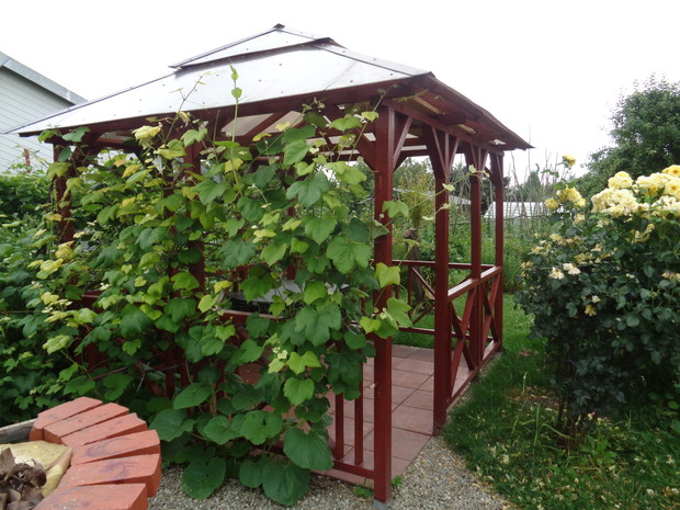 Nowowybudowana altanka tarasowa.