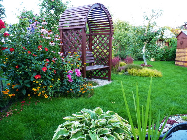 Pergola z ławeczką.