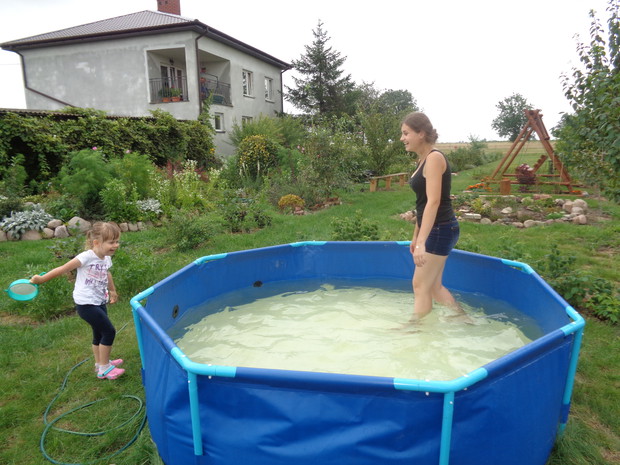 Pośród zieleni miejsce znalazł basen , a w nim Natalia , obok Wiktoria.