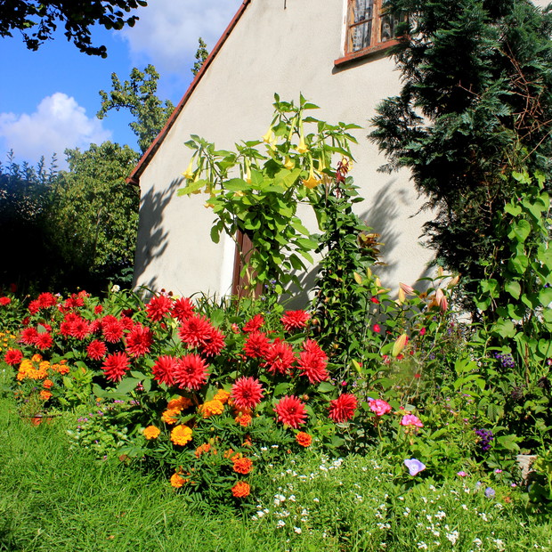 Przy wejściu piękne datury.