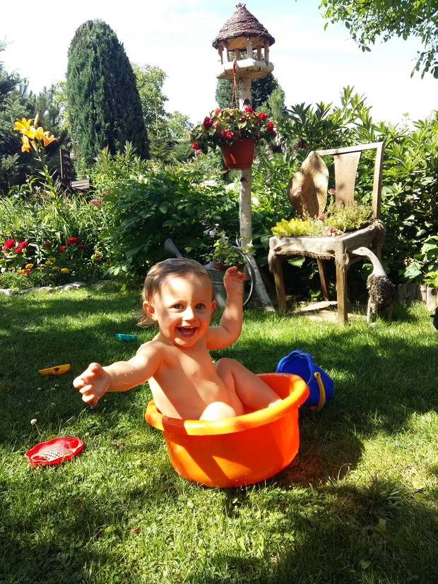 Radość dziecka bezcenna -wystarczy słońce, woda i oczywiście opieka starszych