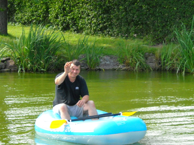 Romek pontonem po stawku.