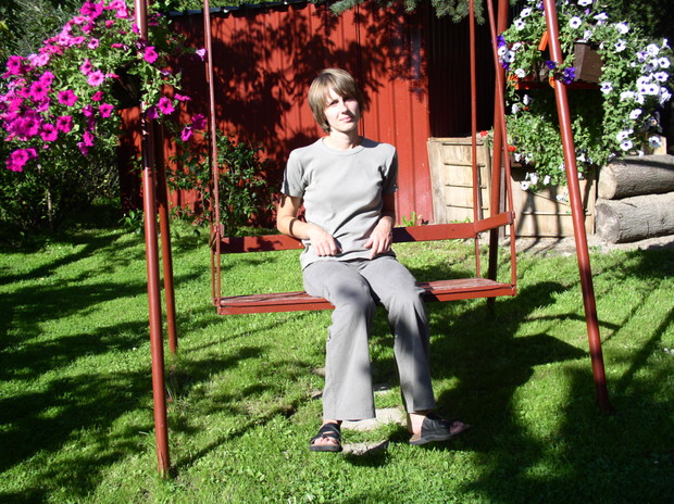 Siostra Anna na huśtawce, tak też można spędzać czas w ogrodzie.