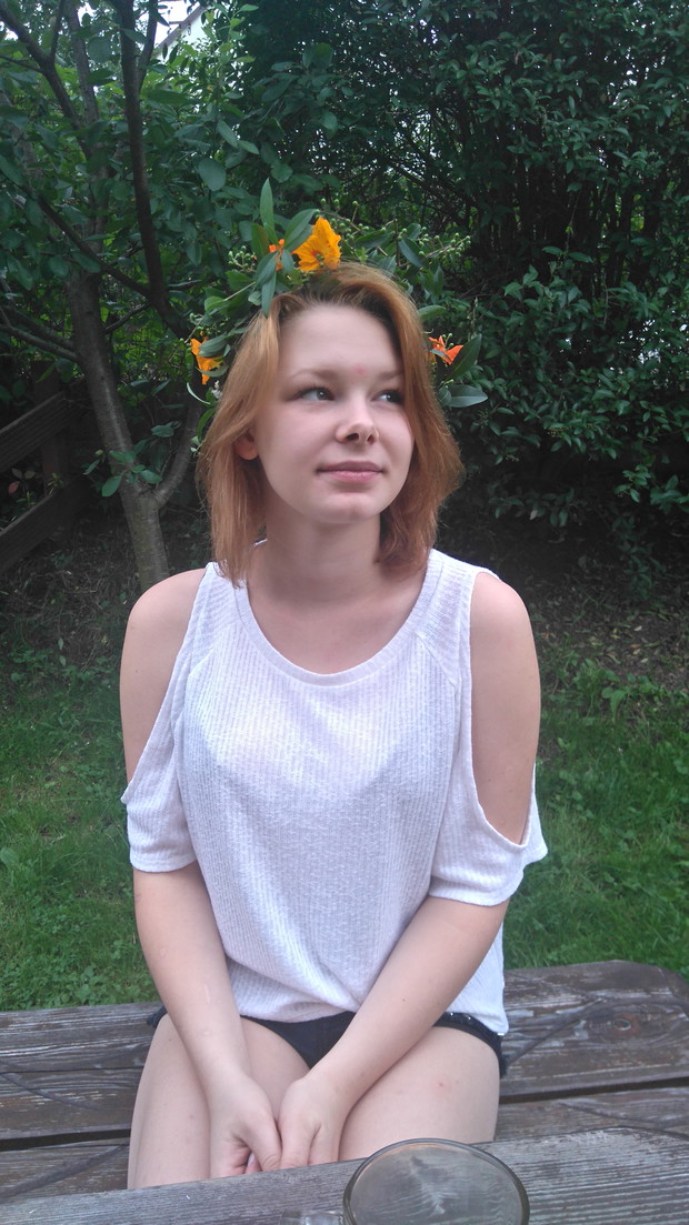 Starsza córcia. W ogrodzie lubi tylko pozować.