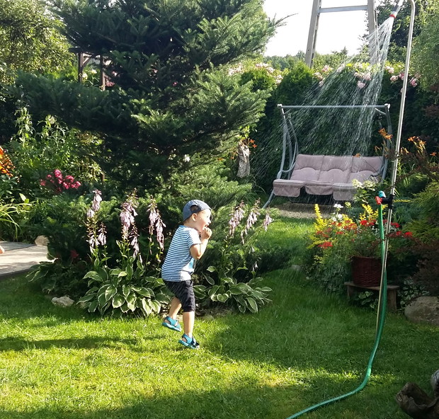 Szczęśliwy Daniel przy prysznicu