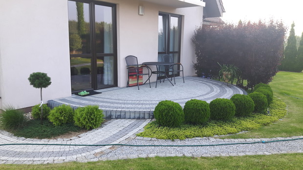 Taras domu obsadziłam po prawej śliwą wiśniową "Nigra", przód zaś żywotnikami "Danica" i jałowcami płożącymi "Glauca". Od lewej szczepiona kosodrzewina i rozplenica japońska.