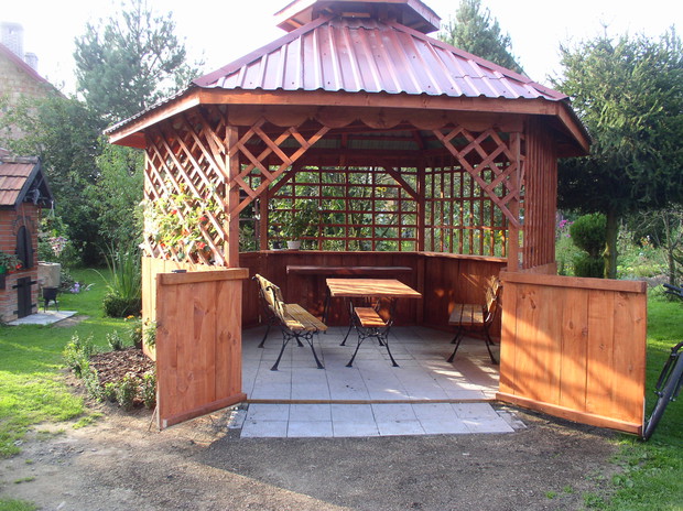 Ukończona altana i początki małego ogrodu wokół niej.