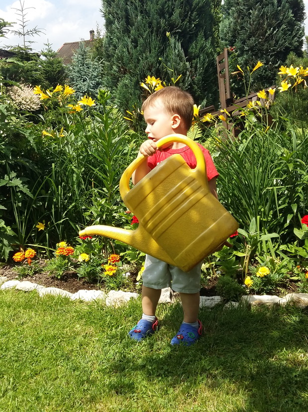 Woda to żywioł dzieci :) pierwsze kroki zawsze ku konewkom